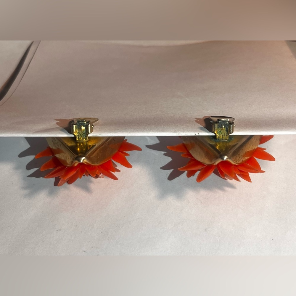 VINTAGE MCM ORANGE FLORAL CLUSTER COSTUME JEWELRY CLIP ON EARRINGS - Picture 4 of 6